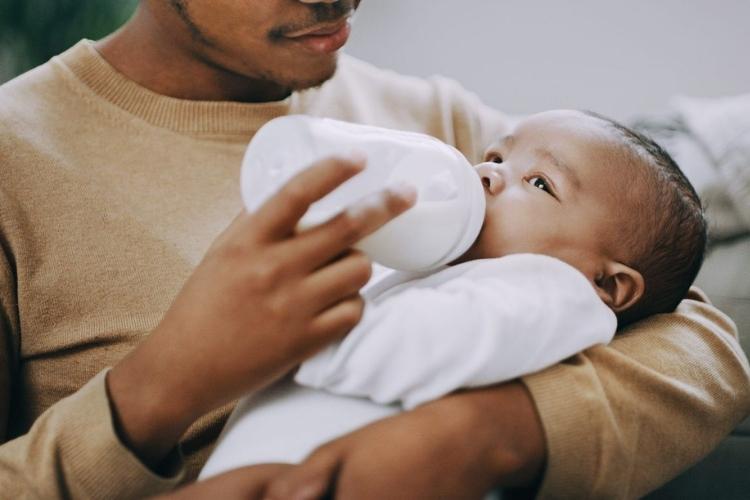 Amamentação com Leite Materno ou Fórmula: Compreendendo as Diferenças e Escolhas Parentais