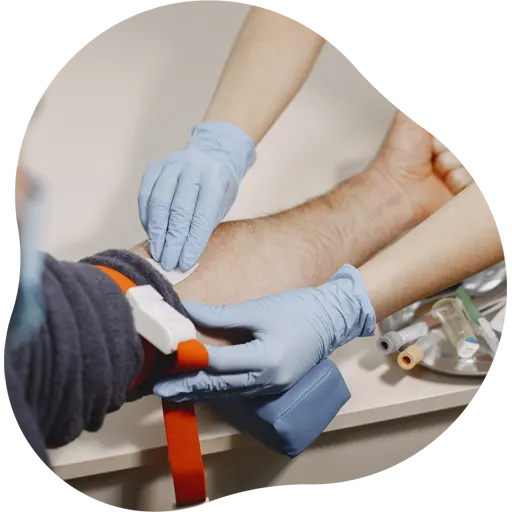 Profissional de laboratório segurando amostra para exame de sangue em Serra