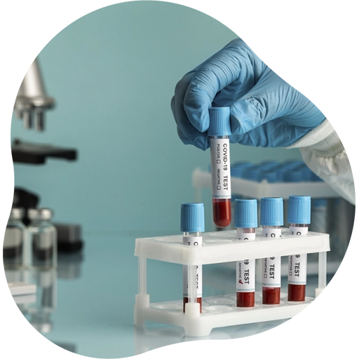 Profissional de laboratório segurando tubo com amostra para exame laboratorial.