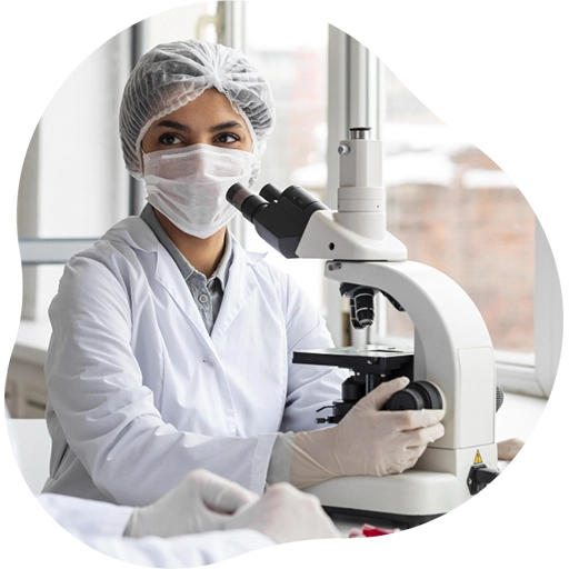 Profissional de laboratório utilizando microscópio para análise de exames em Vitória – ES