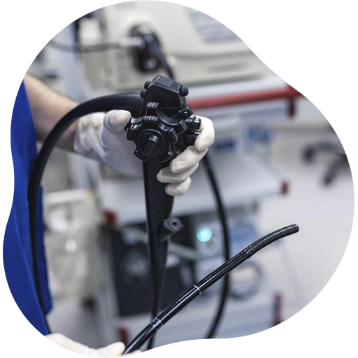 Profissional da saúde segurando um endoscópio utilizado em exame de endoscopia digestiva alta.