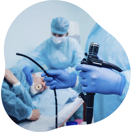 Profissional da saúde segurando endoscópio durante exame de endoscopia digestiva alta.