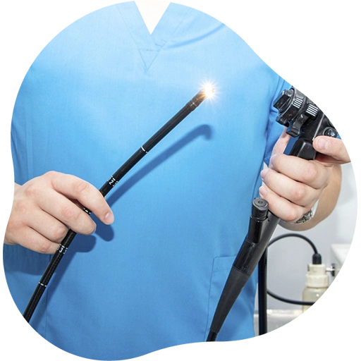 Profissional da saúde segurando aparelho utilizado em exame de endoscopia digestiva alta.