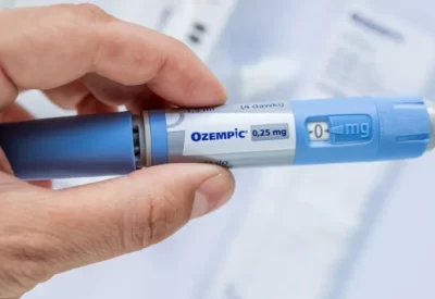 Semaglutida, Tratamento diabetes tipo 2, Medicamento GLP-1, Controle açúcar no sangue, Perda de peso diabetes tipo 2, Semaglutida Ozempic, Injeção subcutânea diabetes, Diabetes tipo 2 terapia, Efeitos semaglutida, Nomes comerciais semaglutida.