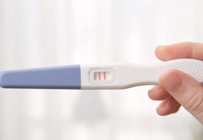 TESTE DE GRAVIDEZ, GRAVIDEZ, HORMÔNIO HCG, TESTE DE FARMÁCIA, ATRASO MENSTRUAL, RESULTADO DO TESTE, SINAIS DE GRAVIDEZ, CONFIRMAR GRAVIDEZ, SENSIBILIDADE MAMÁRIA, ORIENTAÇÃO MÉDICA.